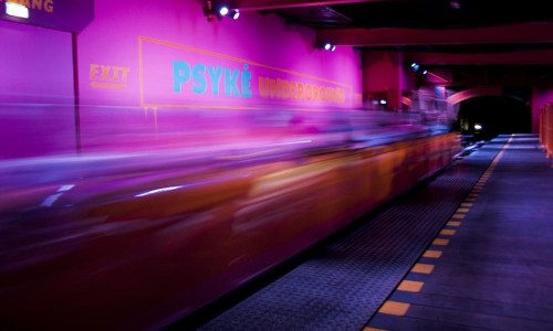 Le train de Psyké Underground est propulsé à une vitesse de 85 km/h